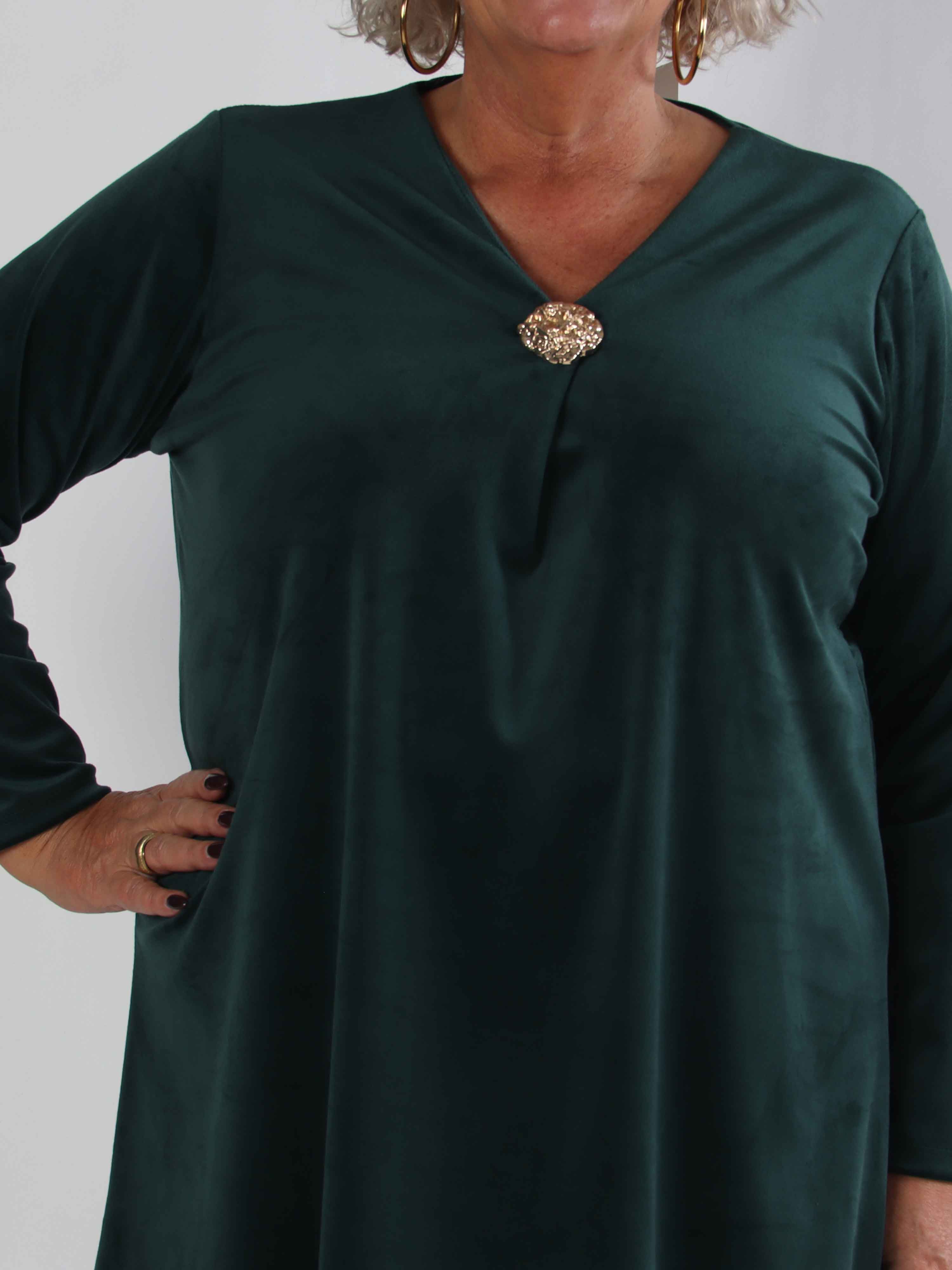 Ylva - Blød plus size tunikakjole i velour med guld broche